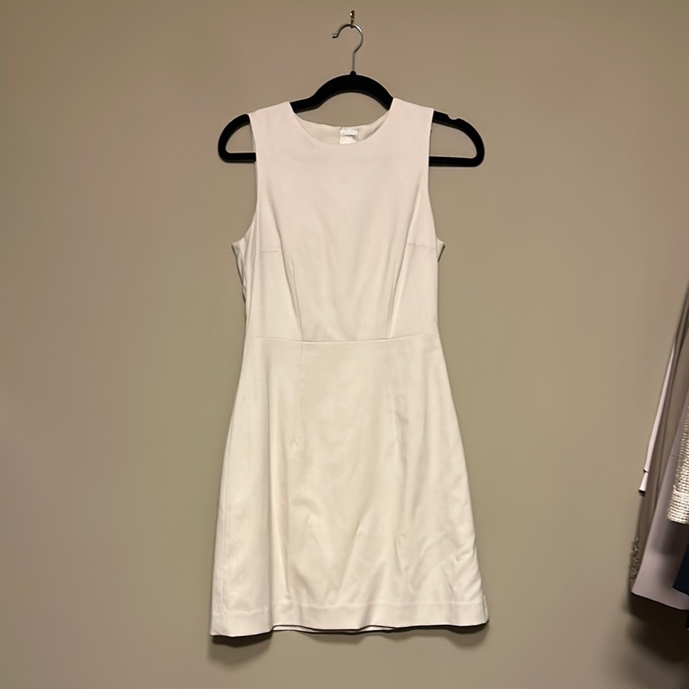 Elegant White Sleeveless Dress